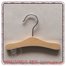 实木宠物衣架促销：低价批发，专为爱宠设计